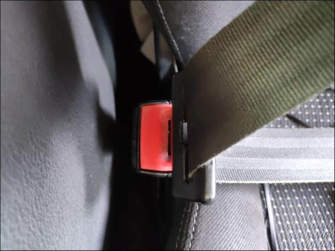 Attache ceinture avant gauche