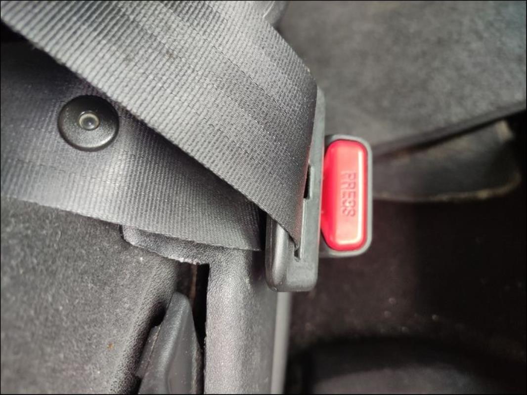 Attache ceinture avant droit