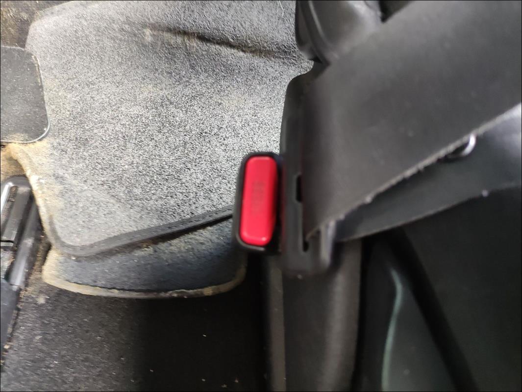 Attache ceinture avant gauche