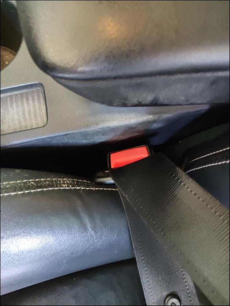 Attache ceinture avant gauche