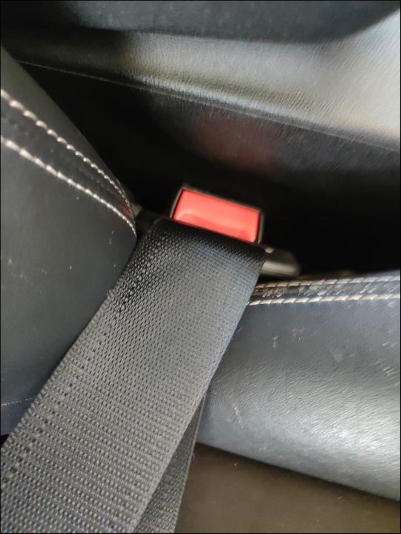 Attache ceinture avant droit