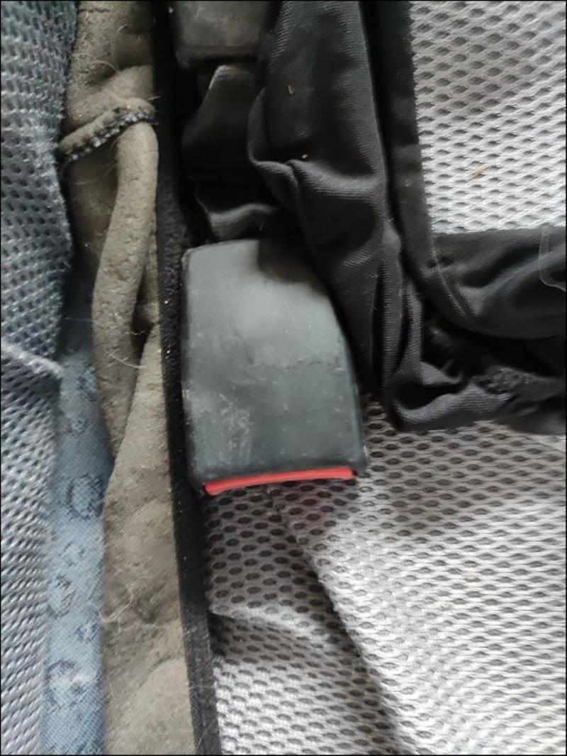 Attache ceinture arriere droit