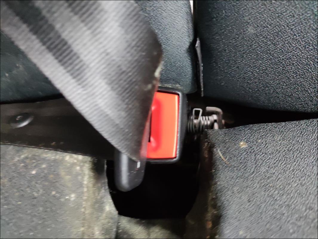 Attache ceinture arriere droit