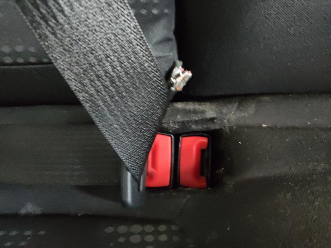 Attache ceinture arriere droit