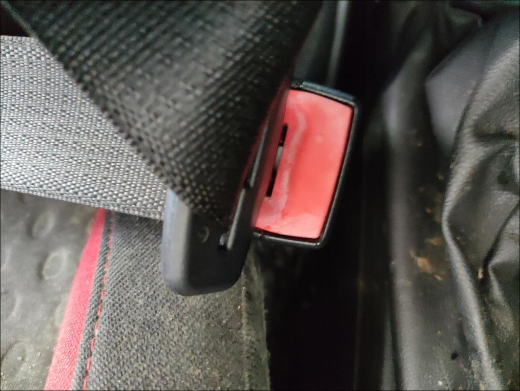 Attache ceinture avant droit