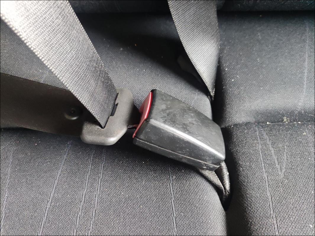 Attache ceinture arriere droit