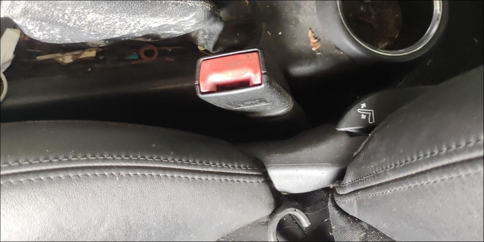 Attache ceinture avant gauche