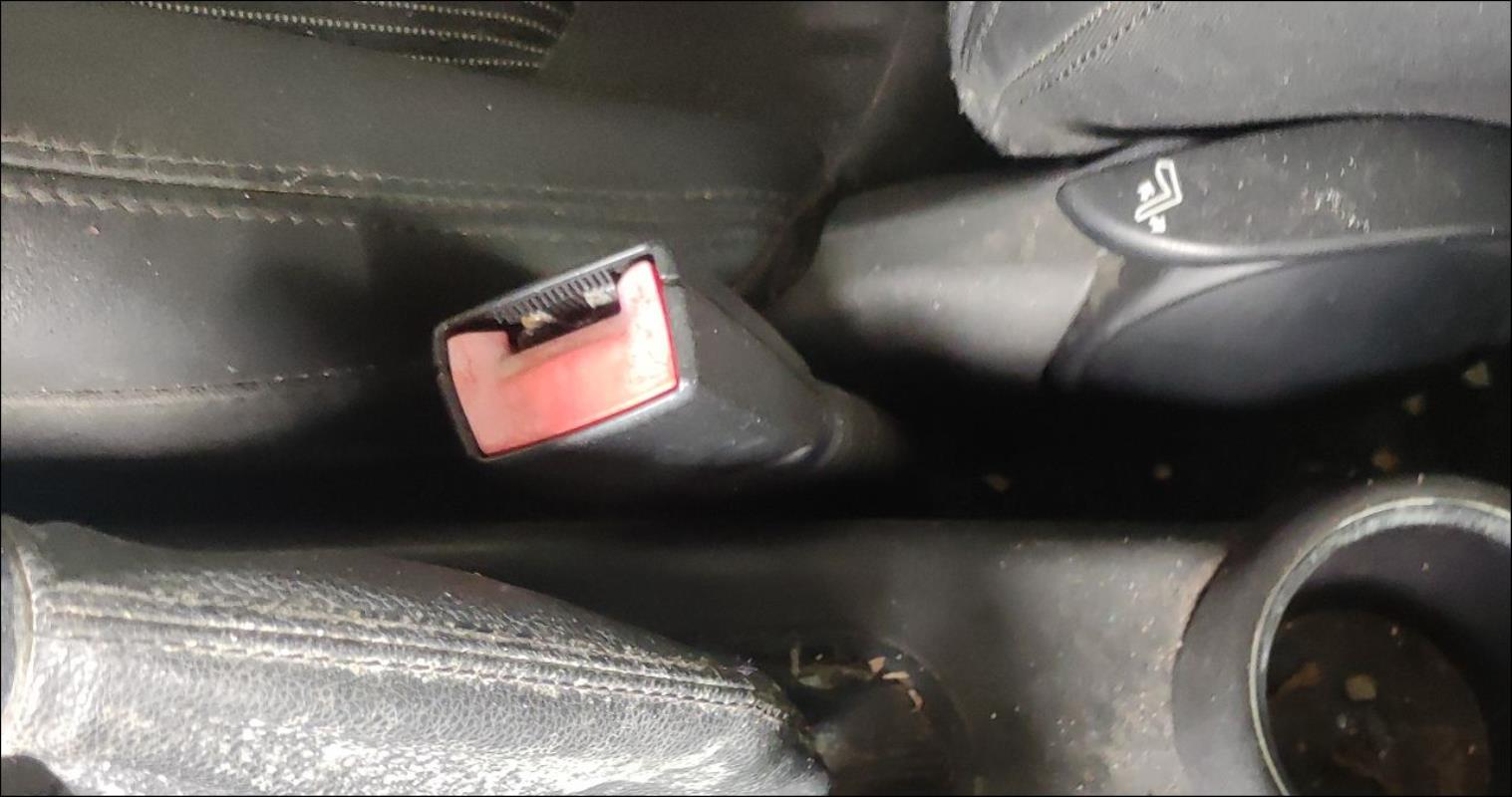 Attache ceinture avant droit