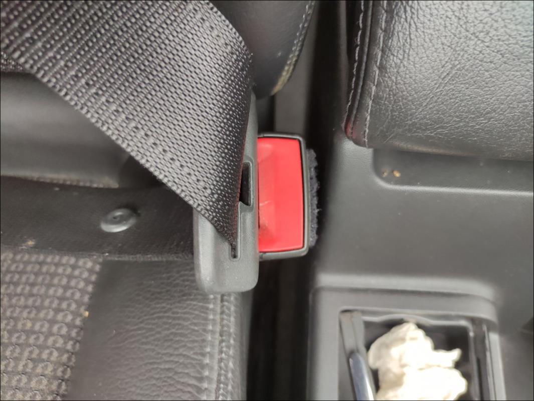 Attache ceinture avant droit