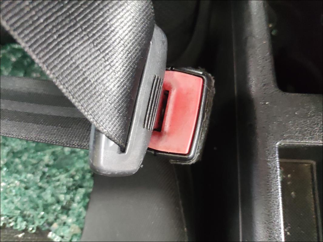 Attache ceinture avant droit