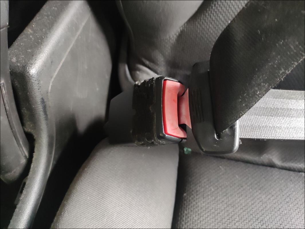 Attache ceinture avant gauche