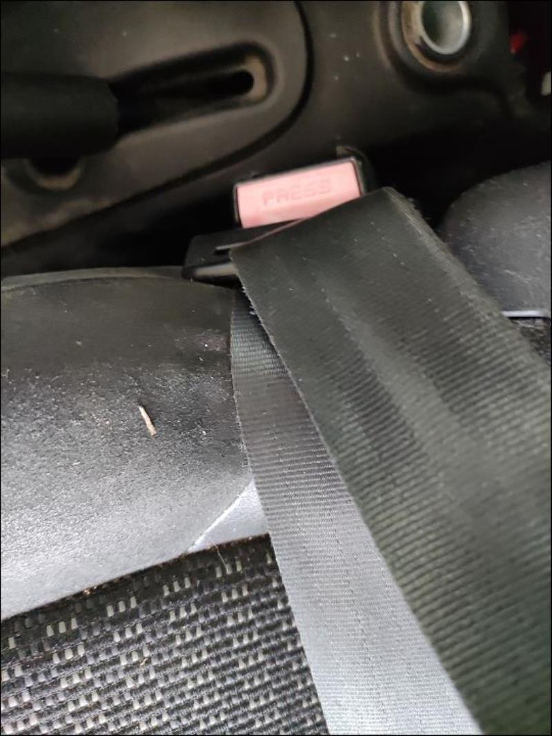 Attache ceinture avant gauche