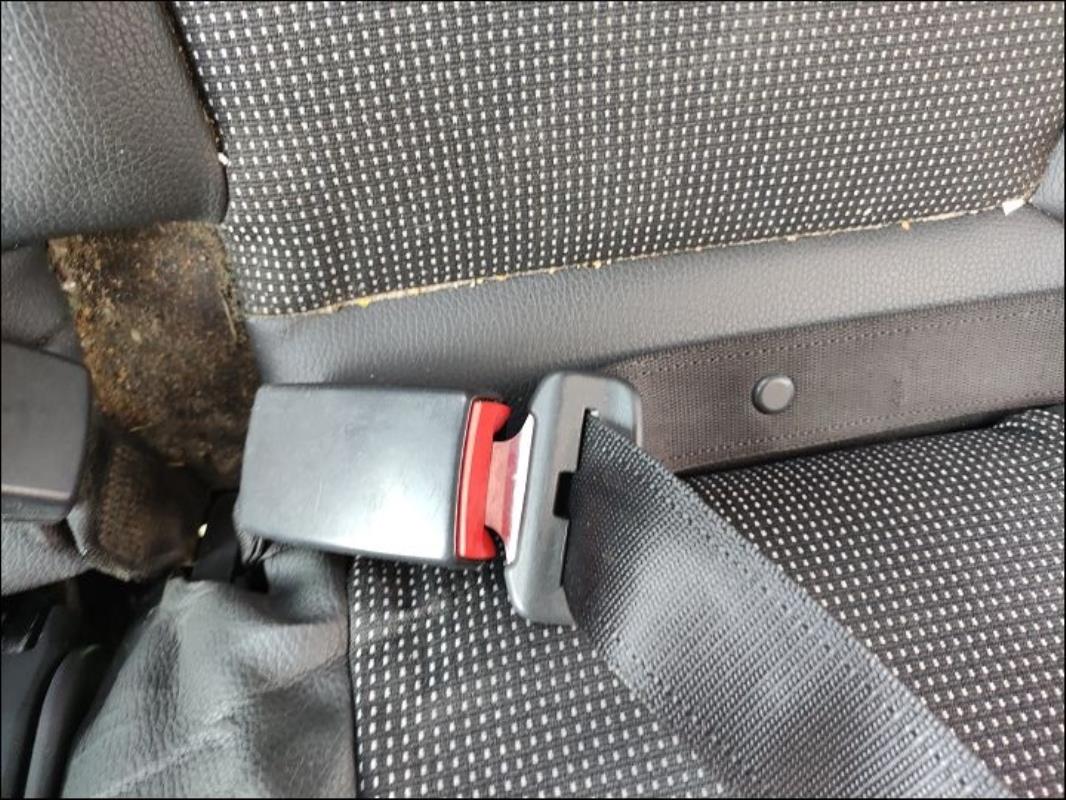 Attache ceinture arriere droit