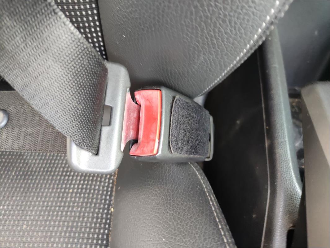 Attache ceinture avant droit