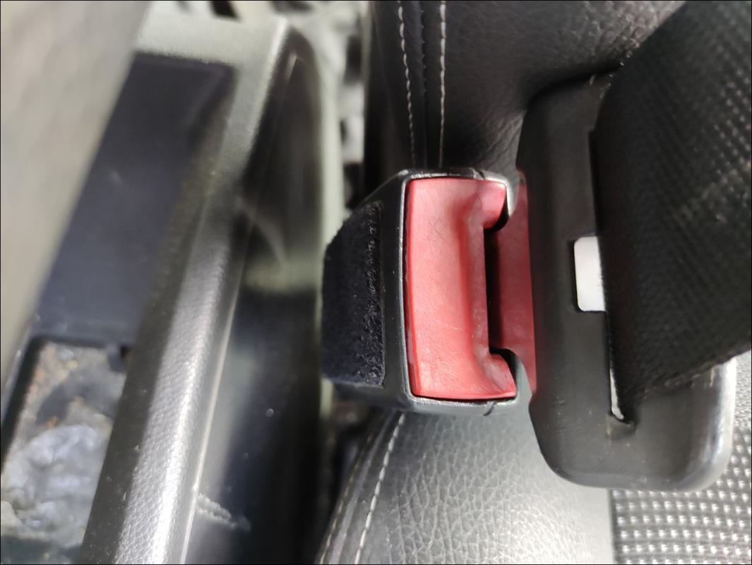 Attache ceinture avant gauche