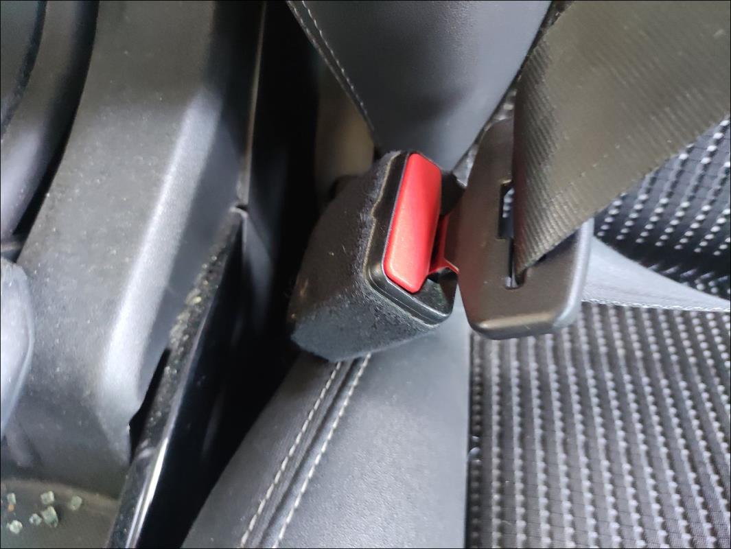 Attache ceinture avant gauche
