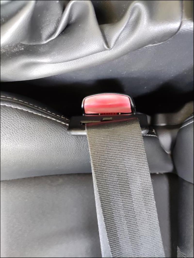 Attache ceinture avant gauche