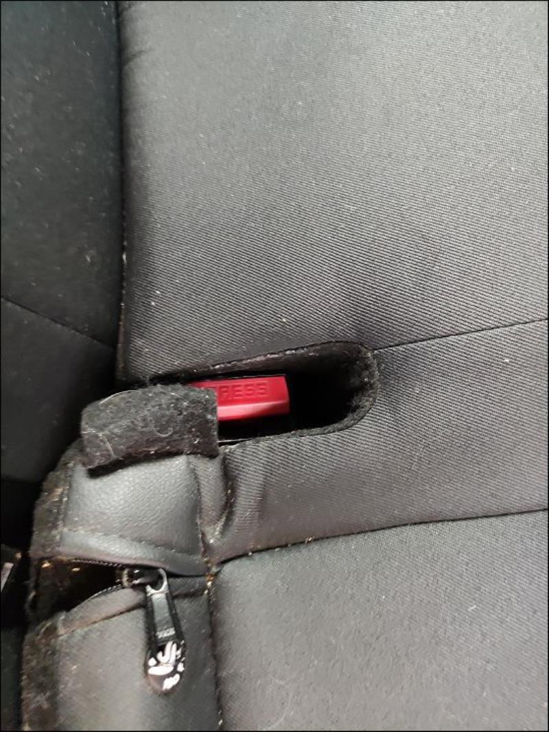 Attache ceinture arriere droit
