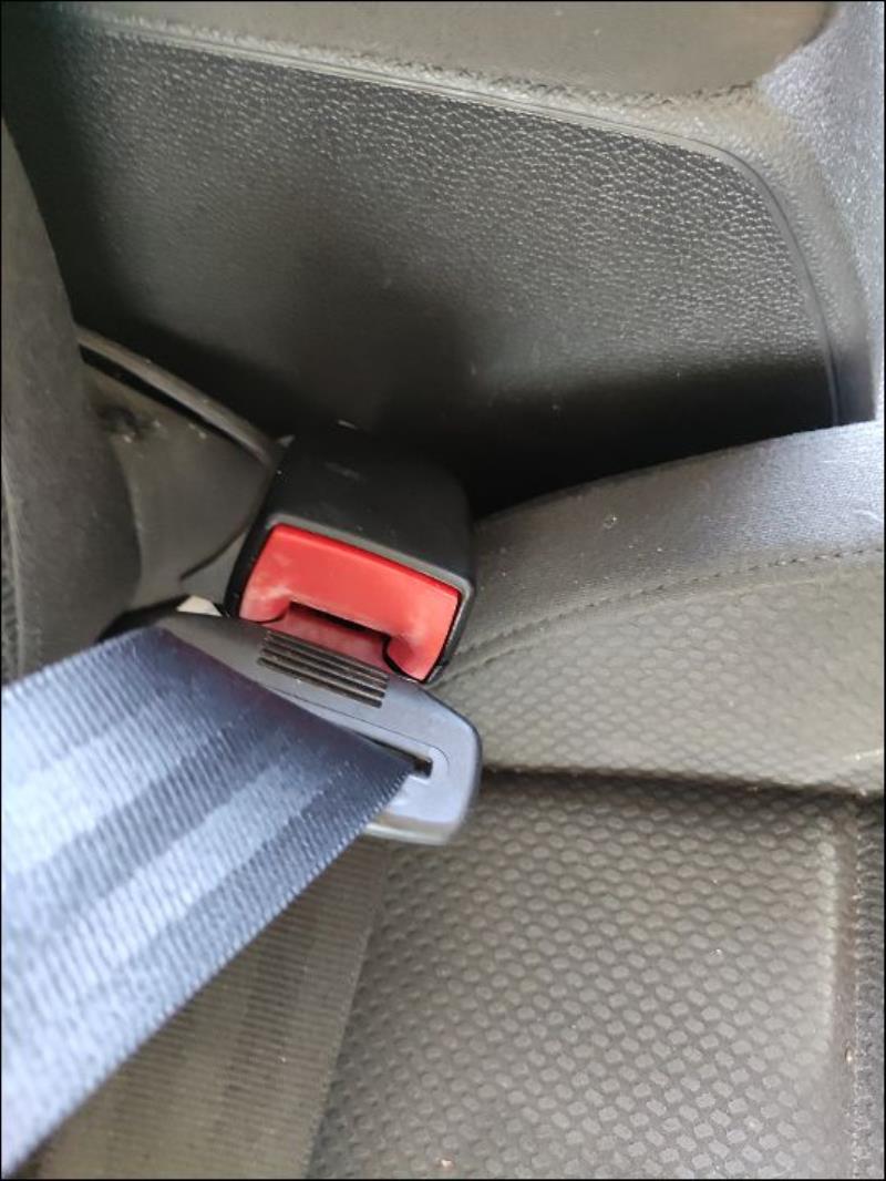 Attache ceinture avant droit