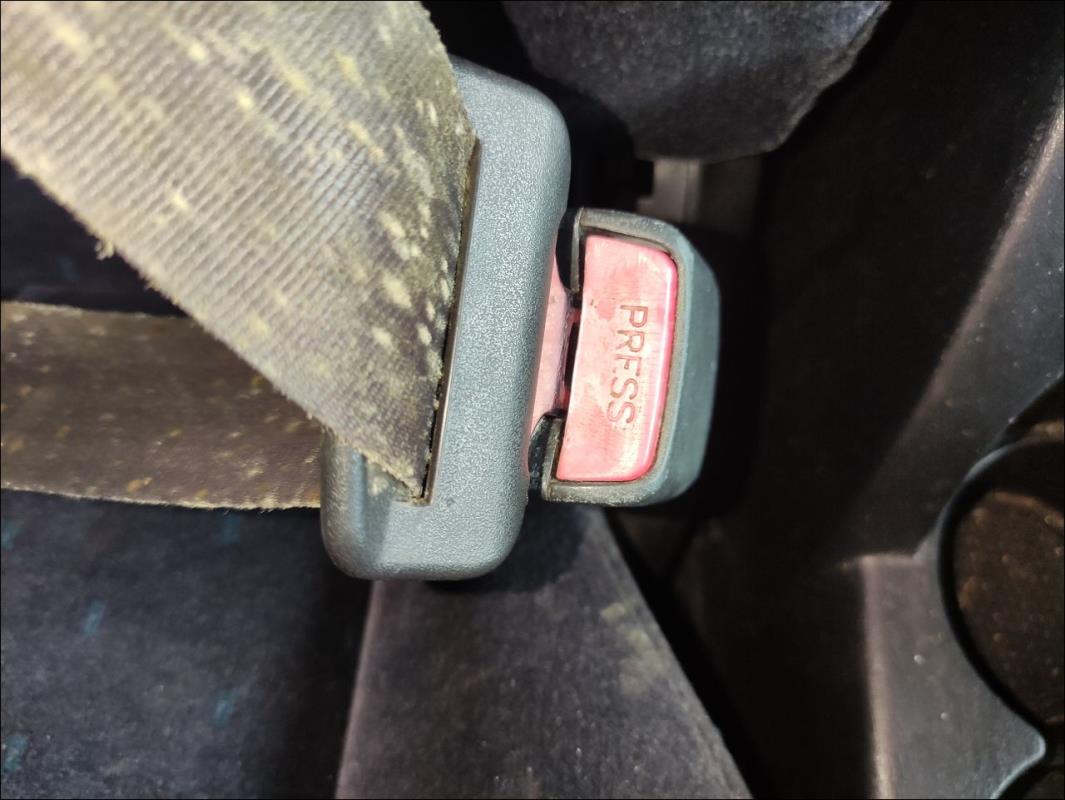 Attache ceinture avant droit