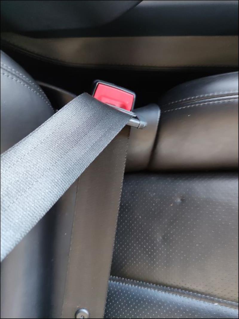 Attache ceinture avant droit