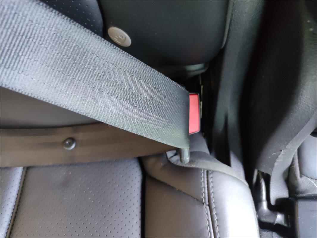 Attache ceinture arriere droit