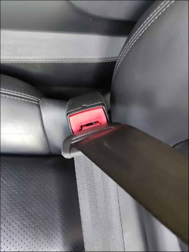 Attache ceinture avant gauche