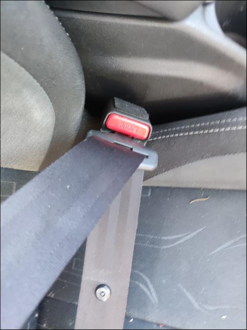 Attache ceinture avant droit