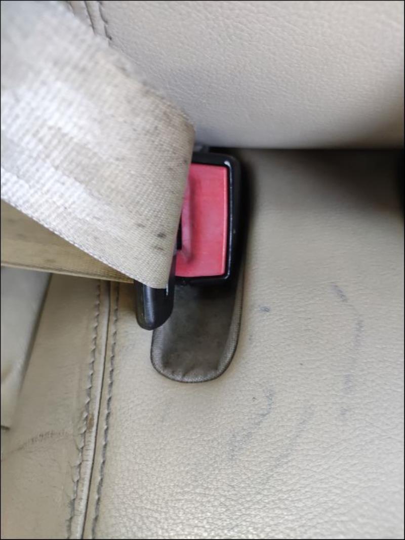 Attache ceinture arriere droit