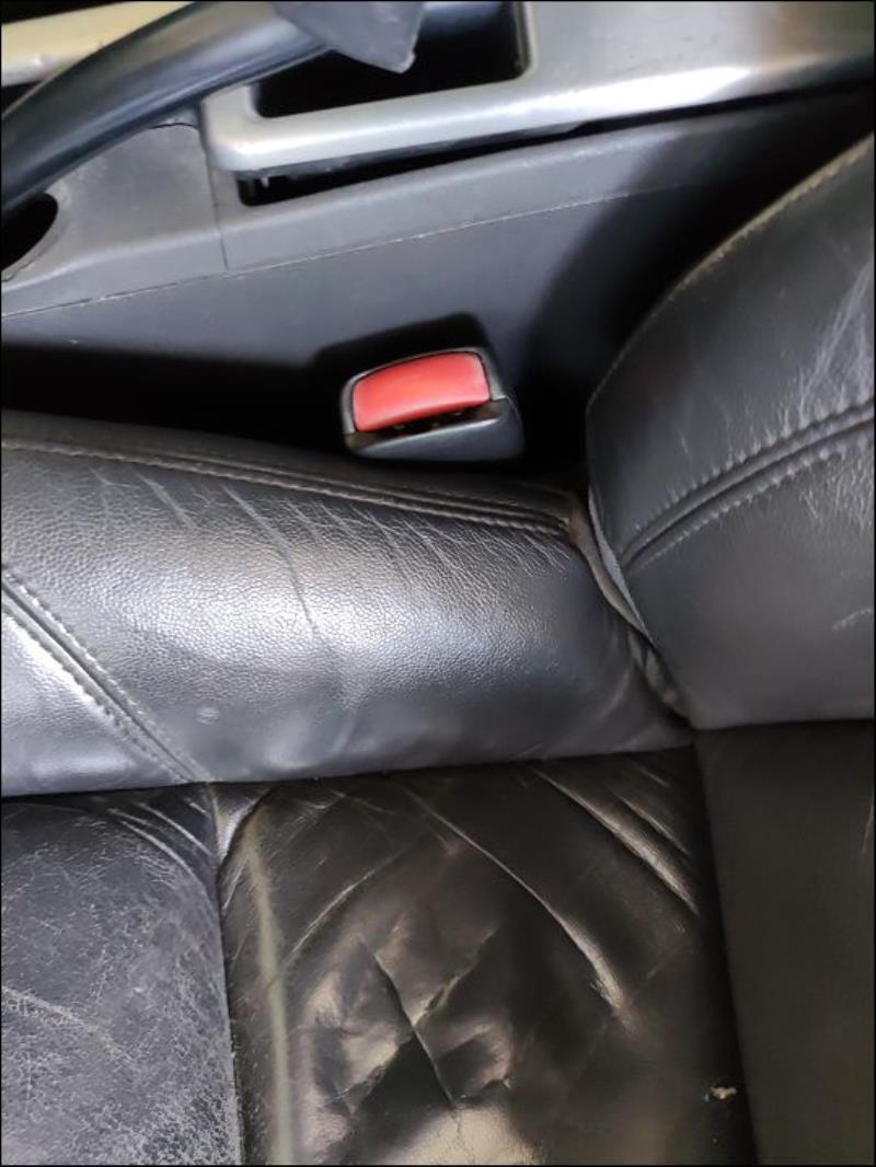 Attache ceinture avant gauche