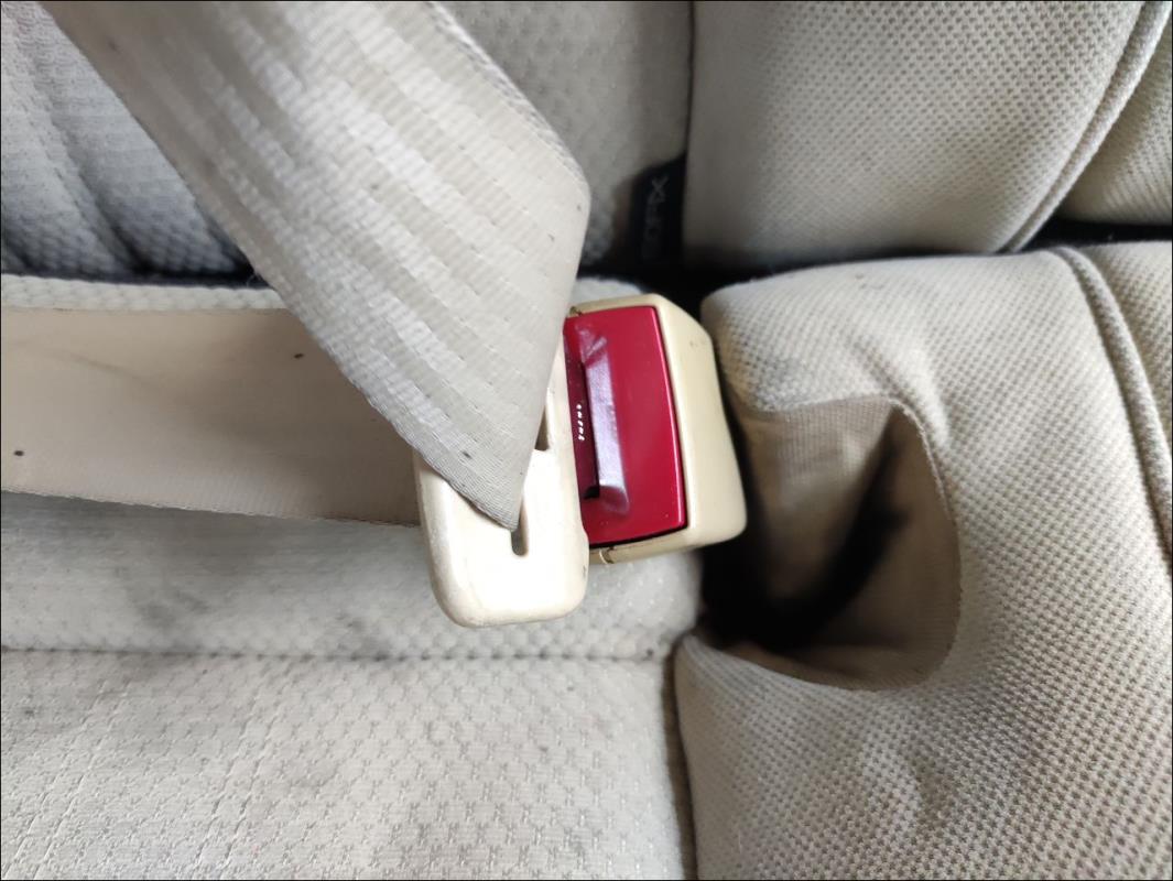 Attache ceinture arriere droit