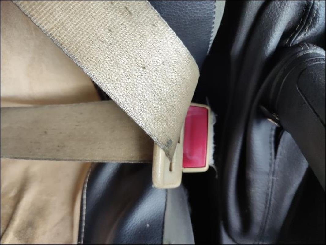 Attache ceinture avant droit
