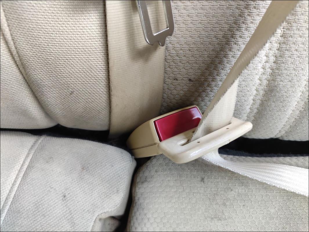Attache ceinture arriere gauche