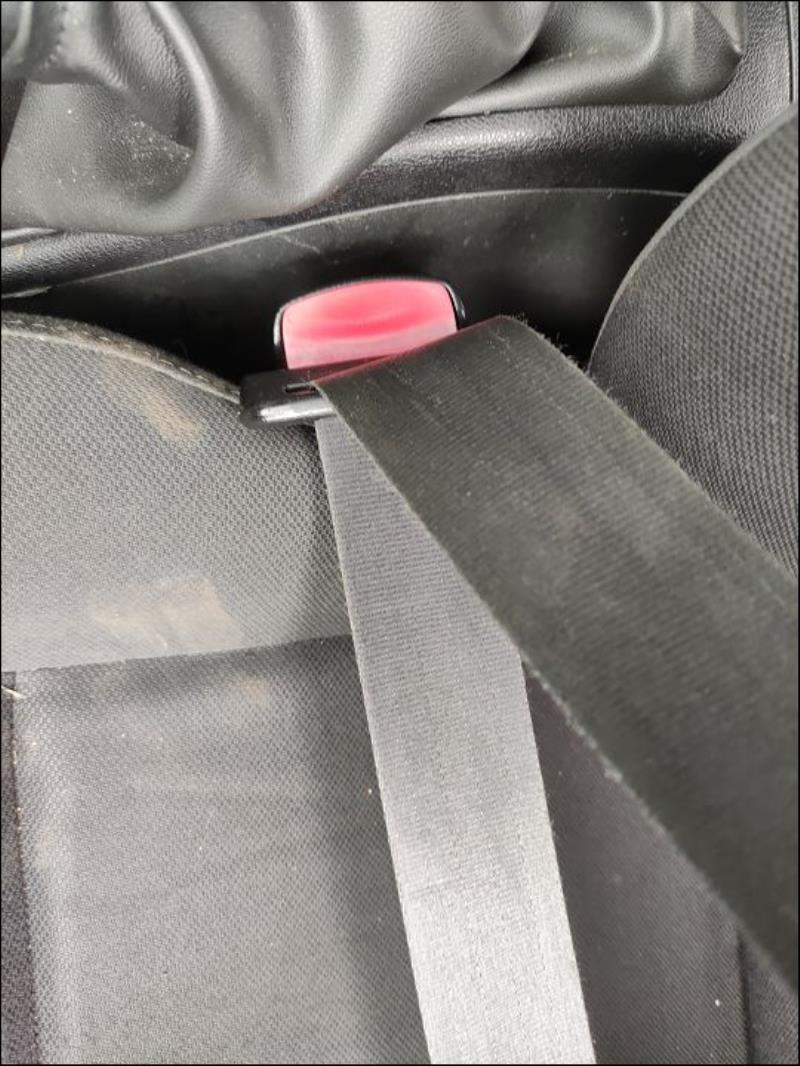 Attache ceinture avant gauche