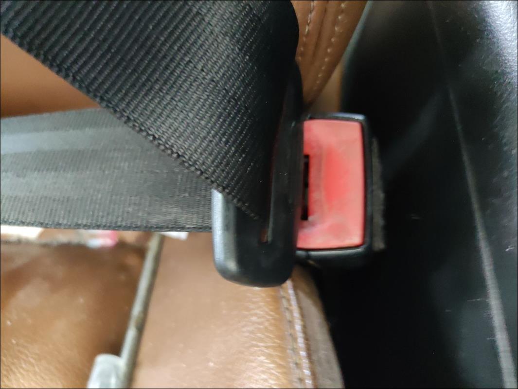 Attache ceinture avant droit