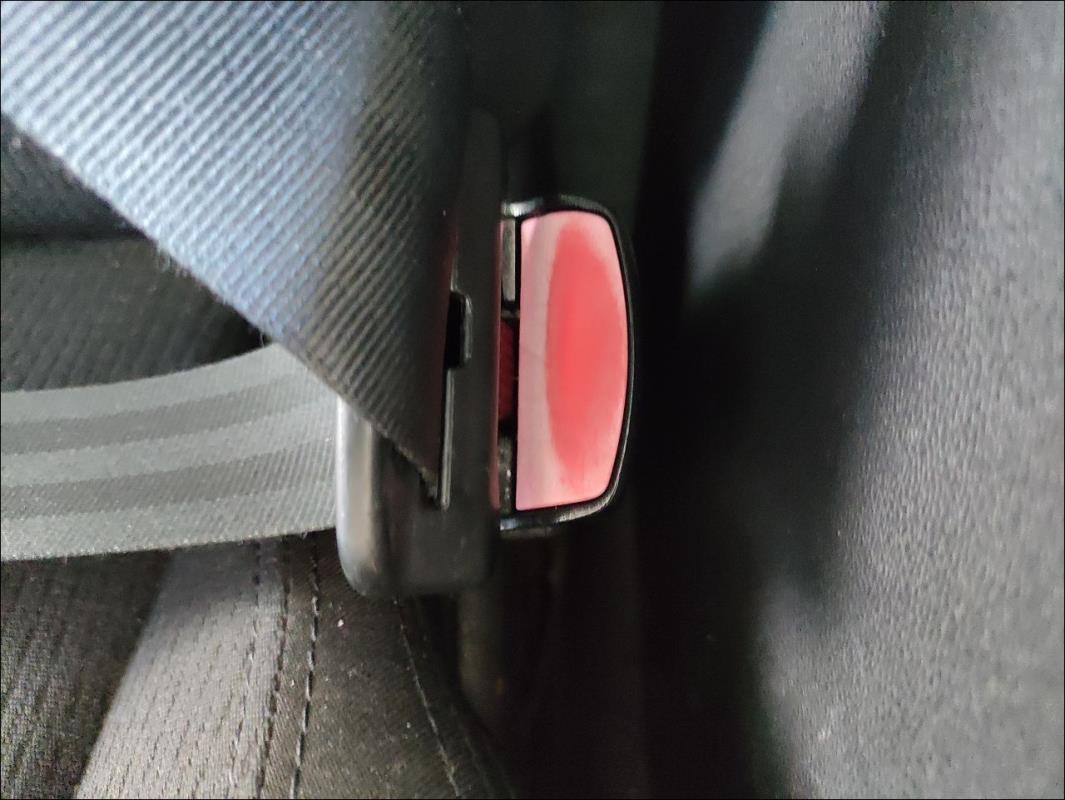 Attache ceinture avant droit