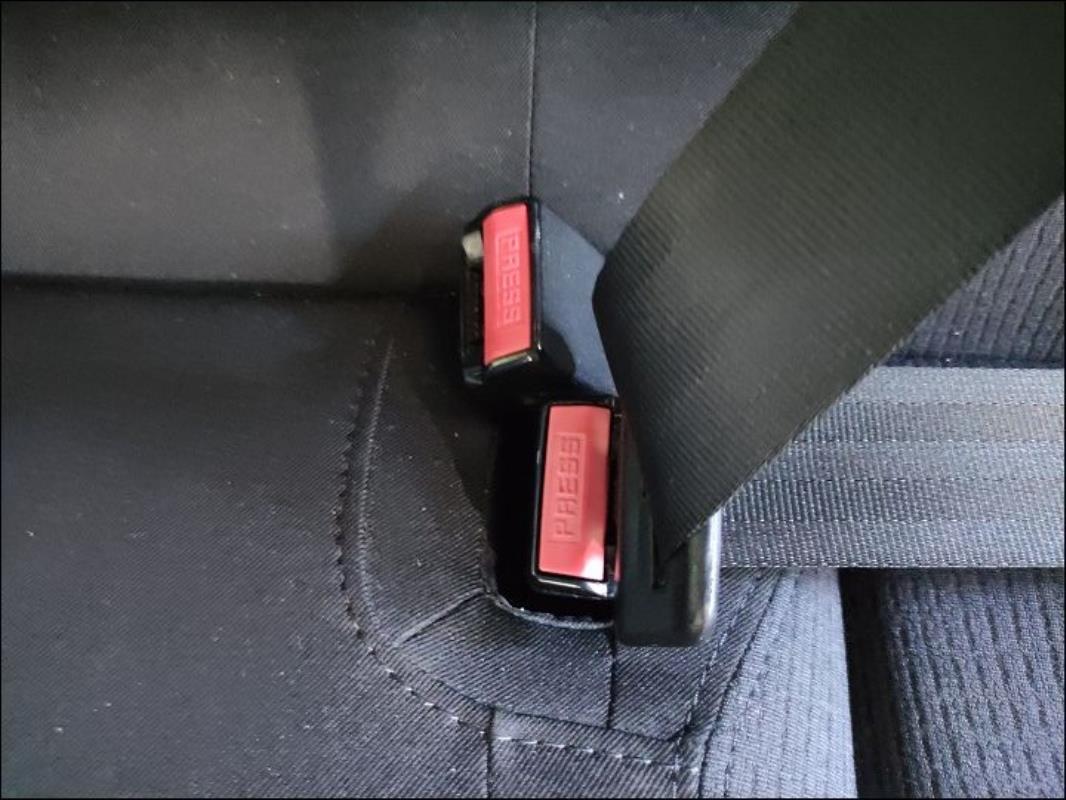 Attache ceinture arriere gauche