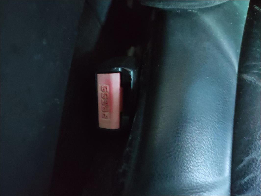 Attache ceinture avant gauche