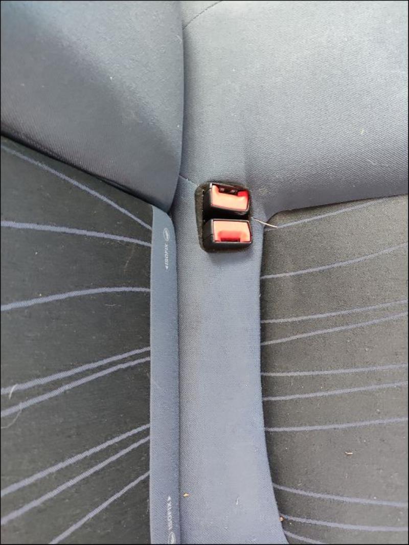 Attache ceinture arriere droit
