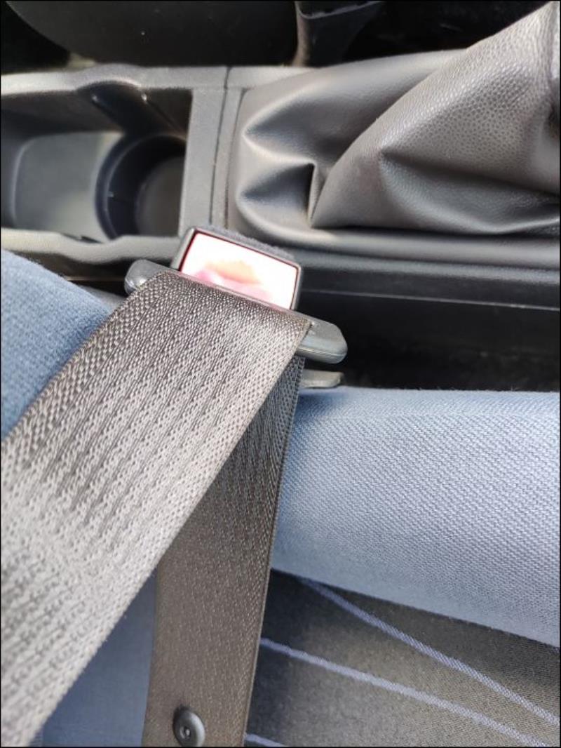 Attache ceinture avant droit