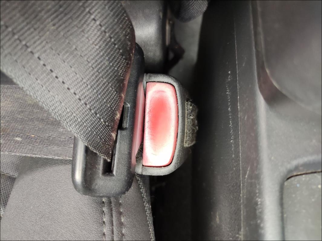 Attache ceinture avant droit