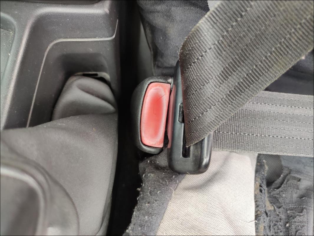 Attache ceinture avant gauche