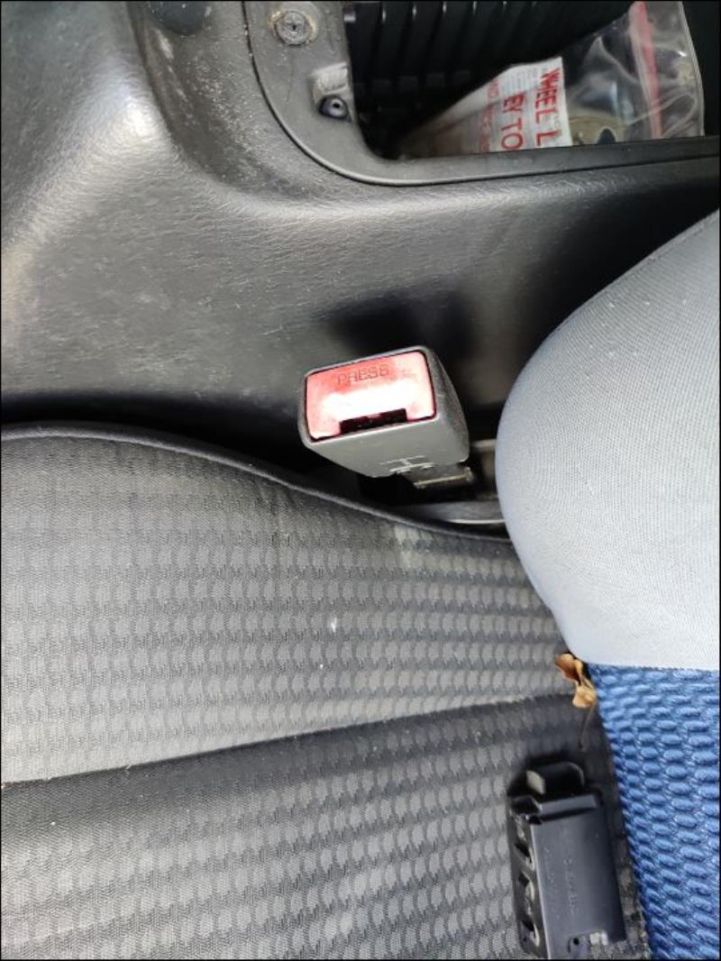 Attache ceinture avant gauche