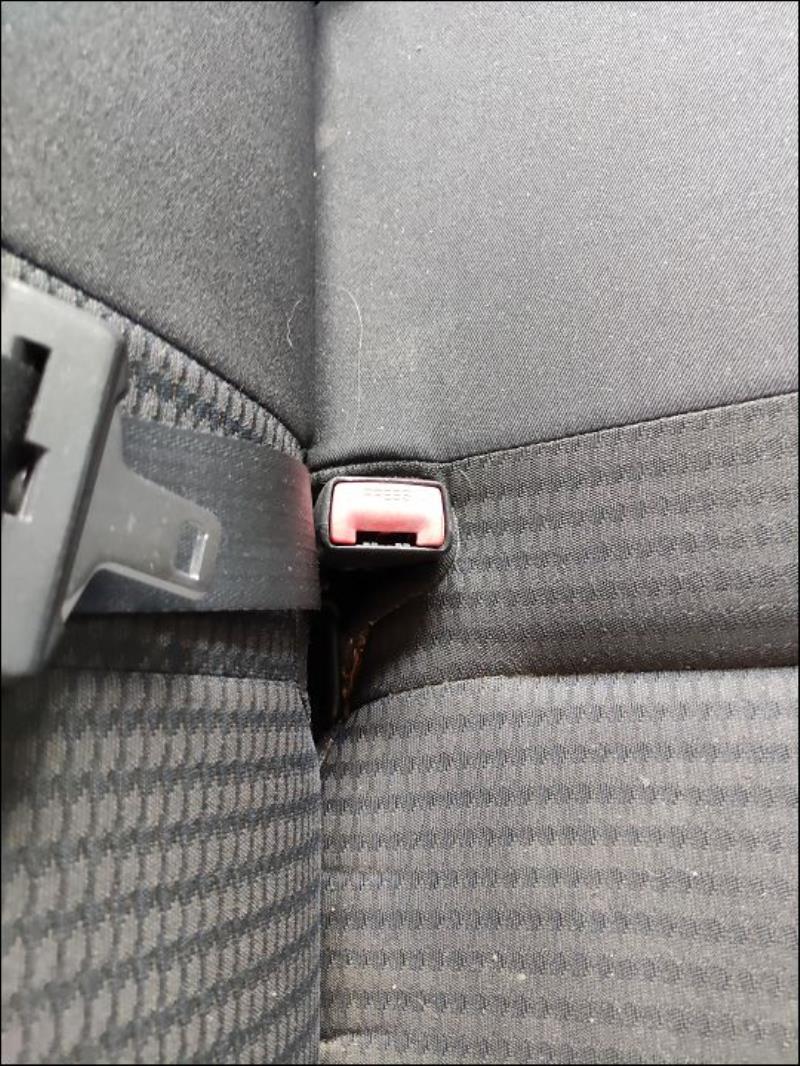 Attache ceinture arriere droit