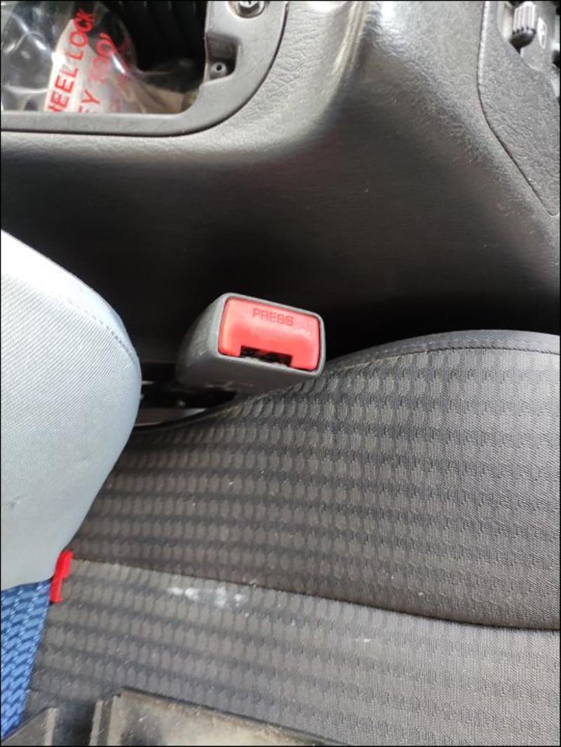 Attache ceinture avant droit