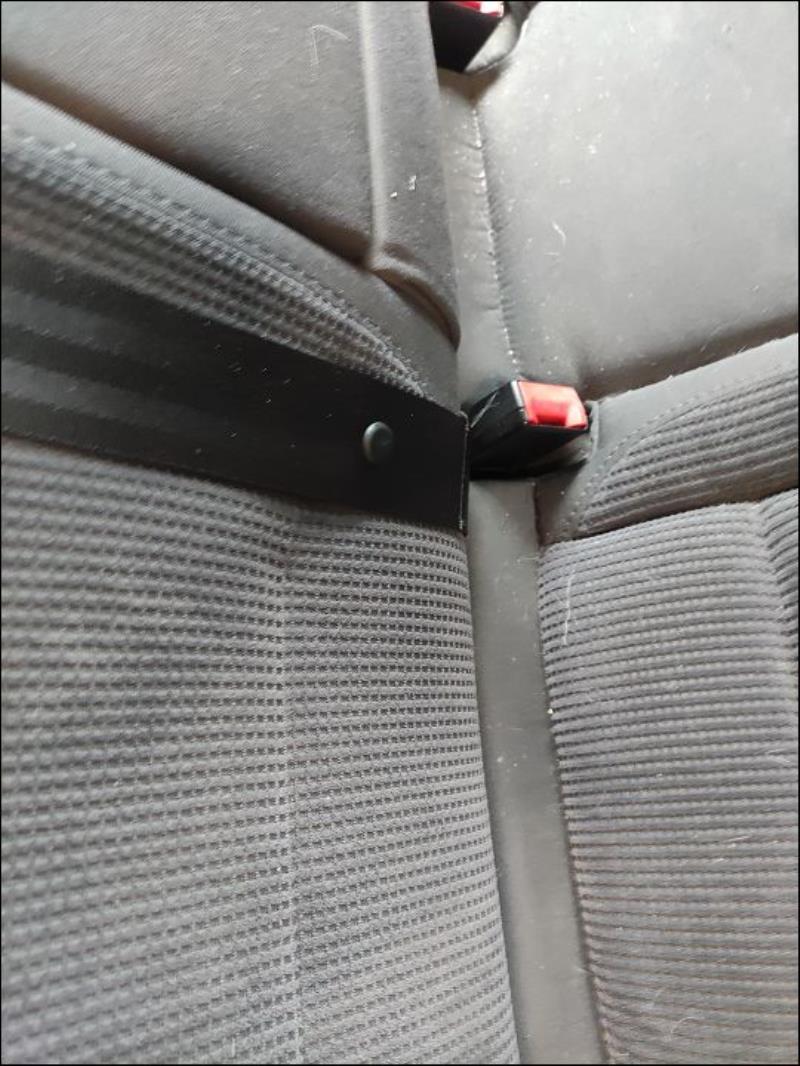 Attache ceinture arriere droit