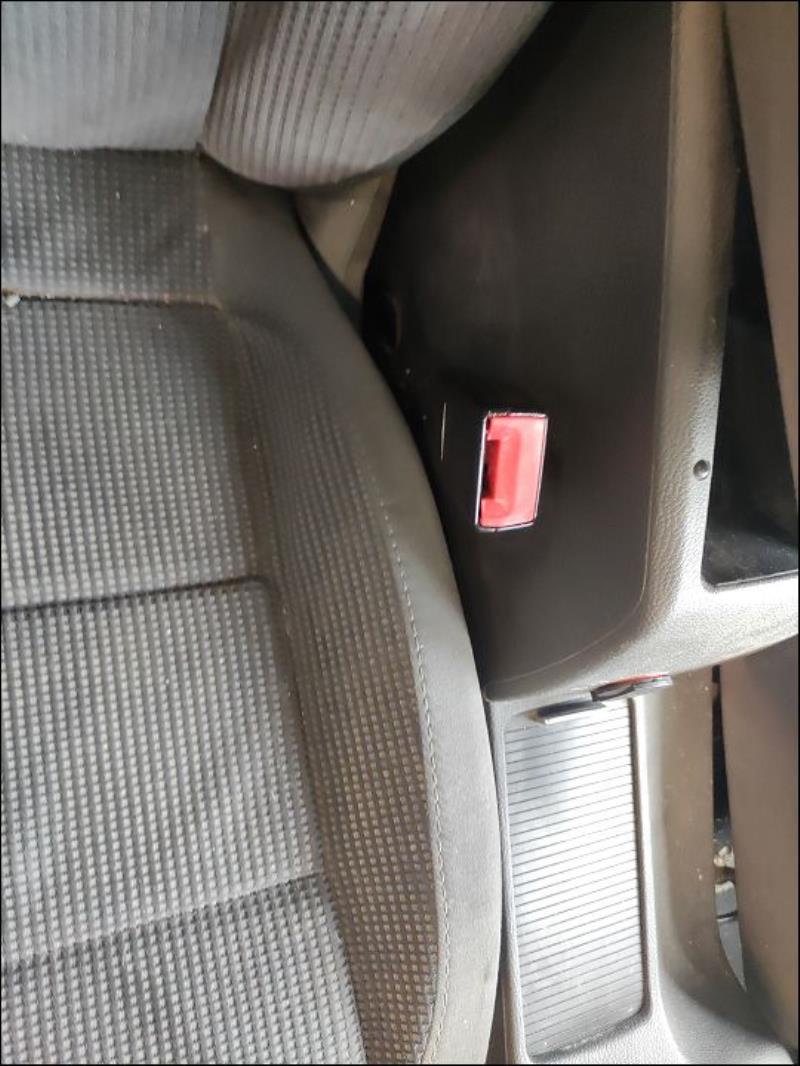 Attache ceinture avant droit