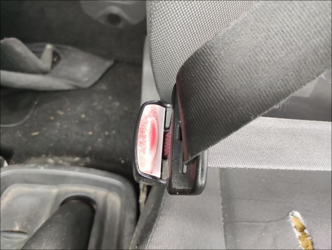 Attache ceinture avant gauche
