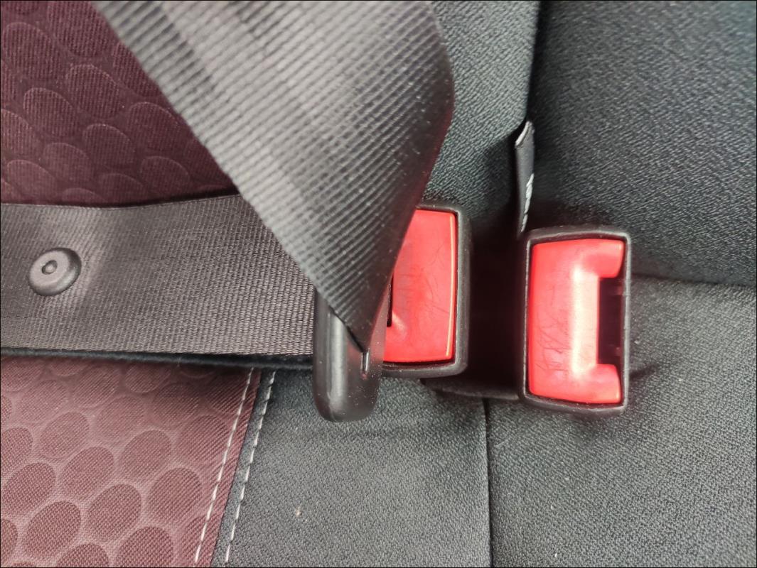 Attache ceinture arriere droit