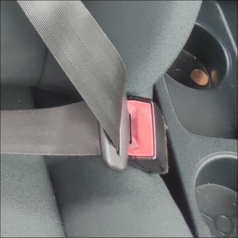 Attache ceinture avant droit